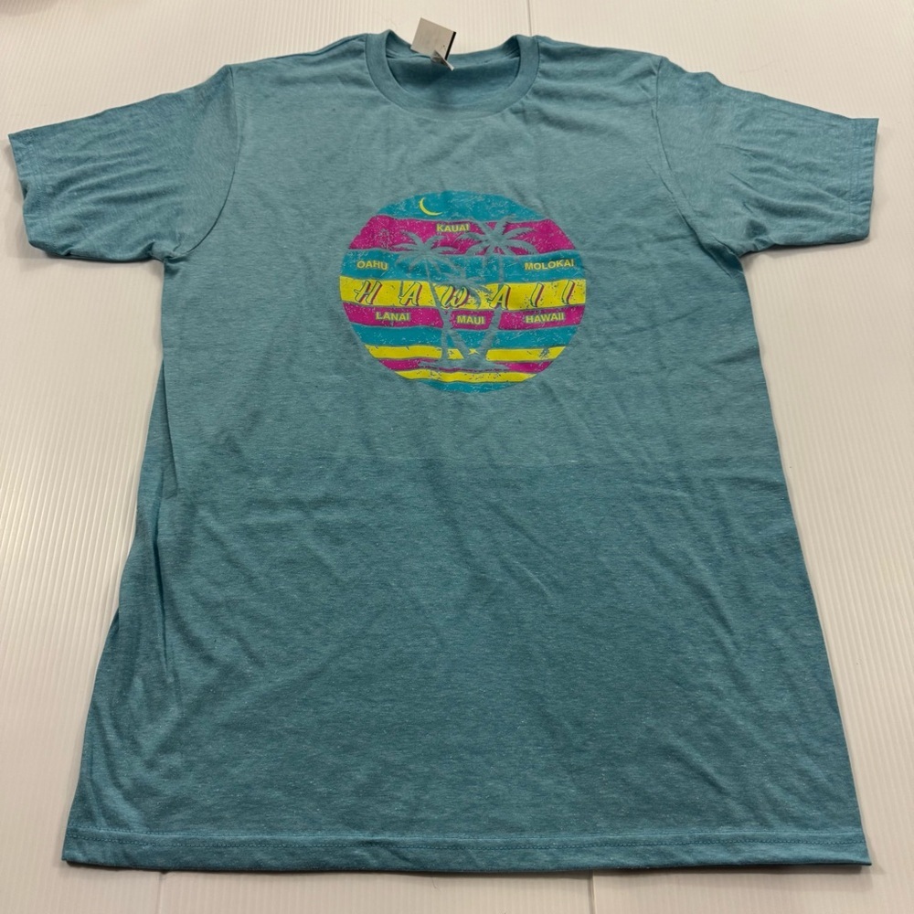 W53. NWT Women’s Blue Hawaii Graphic Short Sleeve Tee (M)